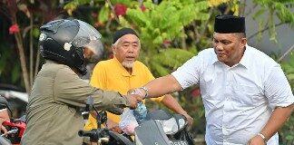 Foto : Ketua Golkar Dumai Ferdiansyah saat membagikan takjil kepada masyarakat Dumai di bulan suci Ramadhan tahun 2024.