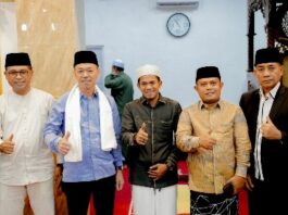 Foto : Bupati Rohil Afrizal Sintong memberikan bantuan hibah dana operasional rumah ibadah kepada pengurus Masjid Mujahidin Sungai Nyamuk.