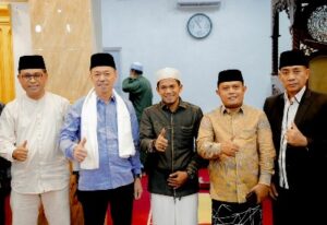 Foto : Bupati Rohil Afrizal Sintong memberikan bantuan hibah dana operasional rumah ibadah kepada pengurus Masjid Mujahidin Sungai Nyamuk.