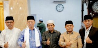 Foto : Bupati Rohil Afrizal Sintong memberikan bantuan hibah dana operasional rumah ibadah kepada pengurus Masjid Mujahidin Sungai Nyamuk.