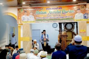 Foto : Bupati Rohil Afrizal Sintong, S.Ip., M.Si memberikan kata sambutan pada acara Peringatan Malam Nuzul Quran 1445 Hijriyah Di Masjid Al-Ikhlas.