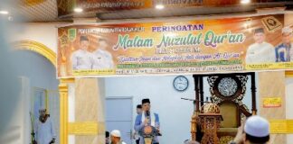 Foto : Bupati Rohil Afrizal Sintong, S.Ip., M.Si memberikan kata sambutan pada acara Peringatan Malam Nuzul Quran 1445 Hijriyah Di Masjid Al-Ikhlas.