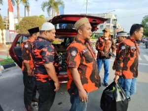 Foto : Ketua PAC Pemuda Pancasila Kecamatan Dumai Kota didampingi pengurus membagikan takjil kepada masyarakat Kota Dumai.