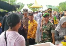 Foto : Bupati Rohil didampingi Dandim 0321/Rohil saat melihat pelaksanaan Bazar Sembako Kodim 0321/Rohil.