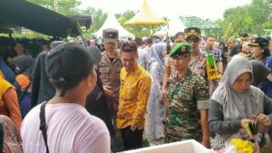 Foto : Bupati Rohil didampingi Dandim 0321/Rohil saat melihat pelaksanaan Bazar Sembako Kodim 0321/Rohil.
