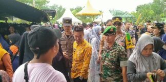 Foto : Bupati Rohil didampingi Dandim 0321/Rohil saat melihat pelaksanaan Bazar Sembako Kodim 0321/Rohil.