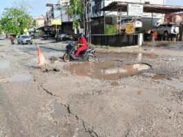 Foto : Keadaan Jalan Dharma Bakti Kelurahan Bandar Raya Kecamatan Payung Sekaki yang berlubang, sering tergenang air dan rusak parah.