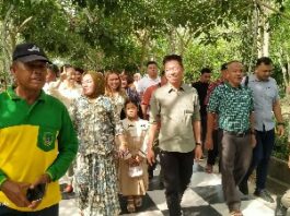 Foto : Bupati Rohil Afrizal Sintong mengunjungi hutan kota bersama keluarga pada moment liburan perayaan Idul Fitri tahun 2024.