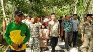Foto : Bupati Rohil Afrizal Sintong mengunjungi hutan kota bersama keluarga pada moment liburan perayaan Idul Fitri tahun 2024.