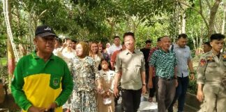 Foto : Bupati Rohil Afrizal Sintong mengunjungi hutan kota bersama keluarga pada moment liburan perayaan Idul Fitri tahun 2024.