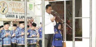 Foto : Penyampaian kata sambutan oleh Wakil Bupati Rohil H. Sulaiman, S.S., M.H pada apel upacara di lingkungan Pemkab pasca lebaran Idul Fitri.