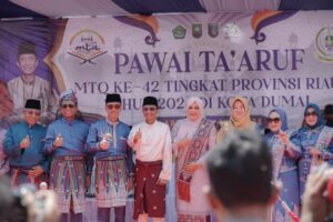 Foto : Bupati Afrizal Sintong didampingi Wabup Sulaiman, Ketua DPRD Rohil Maston dan pejabat Pemkab Rohil lainnya.