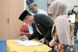Foto : Bupati Rohil Afrizal Sintong menandatangani perjanjian kerjasama dengan PT. Asuransi Jiwa Taspen terkait penyelenggaraan produk asuransi bagi ASN Pemkab Rohil.