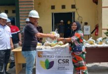 Foto : Mill Manager PT. PKS Christian Daniel P. Sitanggang menyerahkan bantuan CSR perusahaan secara simbolis kepada masyarakat.