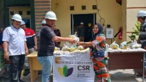 Foto : Mill Manager PT. PKS Christian Daniel P. Sitanggang menyerahkan bantuan CSR perusahaan secara simbolis kepada masyarakat.