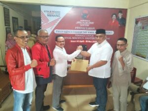 Foto : Ferdiansyah mengembalikan berkas ke Pengurus DPC Partai Demokrasi Indonesia Perjuangan Kota Dumai.
