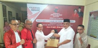 Foto : Ferdiansyah mengembalikan berkas ke Pengurus DPC Partai Demokrasi Indonesia Perjuangan Kota Dumai.