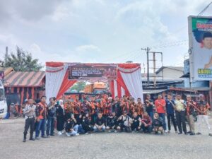 Foto : Seluruh Pengurus PAC Dumai Kota beserta Pengurus Ranting bersama para tamu undangan yang hadir pada aksi donor darah.