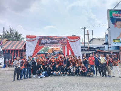 Foto : Seluruh Pengurus PAC Dumai Kota beserta Pengurus Ranting bersama para tamu undangan yang hadir pada aksi donor darah.