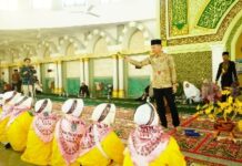 Foto : Bupati Rohil Afrizal Sintong menyampaikan kata sambutan saat melepas keberangkatan Calon Jemaah Haji Kloter 14 asal Rohil.