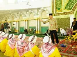 Foto : Bupati Rohil Afrizal Sintong menyampaikan kata sambutan saat melepas keberangkatan Calon Jemaah Haji Kloter 14 asal Rohil.