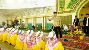 Foto : Bupati Rohil Afrizal Sintong menyampaikan kata sambutan saat melepas keberangkatan Calon Jemaah Haji Kloter 14 asal Rohil.
