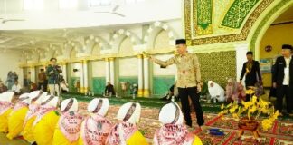 Foto : Bupati Rohil Afrizal Sintong menyampaikan kata sambutan saat melepas keberangkatan Calon Jemaah Haji Kloter 14 asal Rohil.