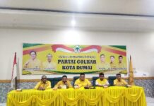 Foto : Ketua DPD Partai Golkar Kota Dumai Ferdiansyah, S.E didampingi Pengurus inti Partai, menggelar konferensi Pers.