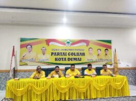 Foto : Ketua DPD Partai Golkar Kota Dumai Ferdiansyah, S.E didampingi Pengurus inti Partai, menggelar konferensi Pers.