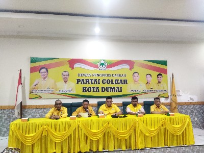 Foto : Ketua DPD Partai Golkar Kota Dumai Ferdiansyah, S.E didampingi Pengurus inti Partai, menggelar konferensi Pers.