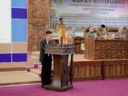 Foto : Bupati Rokan Hilir Afrizal Sintong S.Ip., M.Si memberikan kata sambutan pada rapat Paripurna DPRD Kabupaten Rokan Hilir.