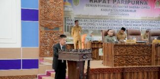 Foto : Bupati Rokan Hilir Afrizal Sintong S.Ip., M.Si memberikan kata sambutan pada rapat Paripurna DPRD Kabupaten Rokan Hilir.