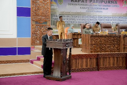 Foto : Bupati Rokan Hilir Afrizal Sintong S.Ip., M.Si memberikan kata sambutan pada rapat Paripurna DPRD Kabupaten Rokan Hilir.