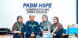 Foto : Agus Wahyono, S.Pd (Pria) Kepala Sekolah Homeschooling HSPE Kota Dumai Provinsi Riau serta Mahasiswa Magister S2 Pedagogi Universitas Lancang Kuning, Pekanbaru bersama Pendidik.