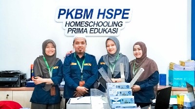 Foto : Agus Wahyono, S.Pd (Pria) Kepala Sekolah Homeschooling HSPE Kota Dumai Provinsi Riau serta Mahasiswa Magister S2 Pedagogi Universitas Lancang Kuning, Pekanbaru bersama Pendidik.