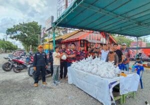 Foto : Ketua PAC Pemuda Pancasila Dumai Kota Asnur Memori didampingi Pengurus menyerahkan qurban kepada warga.