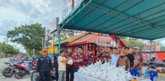 Foto : Ketua PAC Pemuda Pancasila Dumai Kota Asnur Memori didampingi Pengurus menyerahkan qurban kepada warga.