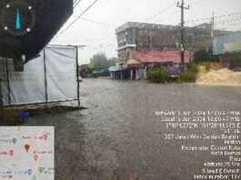 Foto : Keadaan air banjir yang menggenangi Jalan Merdeka Kelurahan Bintan, Dumai Kota.