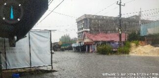 Foto : Keadaan air banjir yang menggenangi Jalan Merdeka Kelurahan Bintan, Dumai Kota.