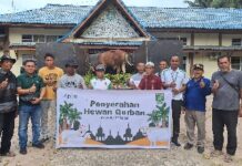 Foto : M. Faisal Mahyan, perwakilan Humas Apical Dumai bersama masyarakat penerima bantuan hewan kurban.