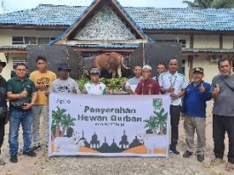 Foto : M. Faisal Mahyan, perwakilan Humas Apical Dumai bersama masyarakat penerima bantuan hewan kurban.