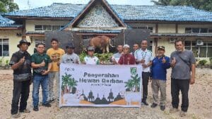 Foto : M. Faisal Mahyan, perwakilan Humas Apical Dumai bersama masyarakat penerima bantuan hewan kurban.