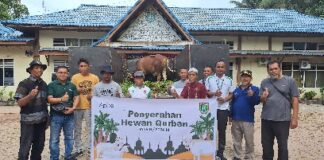 Foto : M. Faisal Mahyan, perwakilan Humas Apical Dumai bersama masyarakat penerima bantuan hewan kurban.