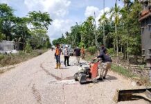 Foto : Salah satu pelaksanaan perbaikan jalan masyarakat yang dilakukan oleh Apical Dumai.