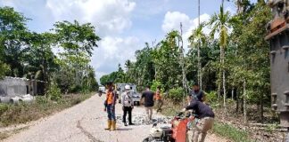 Foto : Salah satu pelaksanaan perbaikan jalan masyarakat yang dilakukan oleh Apical Dumai.