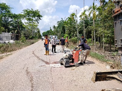 Foto : Salah satu pelaksanaan perbaikan jalan masyarakat yang dilakukan oleh Apical Dumai.