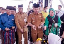 Foto : Bupati Rokan Hilir Afrizal Sintong, S.IP, M.Si sambut kepulangan Jemaah Haji Kelompok Terbang 14 Embarkasi Batam.