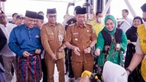 Foto : Bupati Rokan Hilir Afrizal Sintong, S.IP, M.Si sambut kepulangan Jemaah Haji Kelompok Terbang 14 Embarkasi Batam.