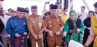 Foto : Bupati Rokan Hilir Afrizal Sintong, S.IP, M.Si sambut kepulangan Jemaah Haji Kelompok Terbang 14 Embarkasi Batam.