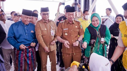 Foto : Bupati Rokan Hilir Afrizal Sintong, S.IP, M.Si sambut kepulangan Jemaah Haji Kelompok Terbang 14 Embarkasi Batam.